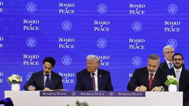 "Trump’ın Kulağına Fısıldayan Başkan Erdoğan"