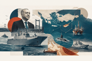 Cumhurbaşkanı Erdoğan’ın portresi, savaş gemileri, denizaltı, petrol platformu, Boğaz Köprüsü ve Doğu Akdeniz haritasının yer aldığı, Türkiye’nin deniz gücü ve bölgesel stratejisini anlatan görsel.